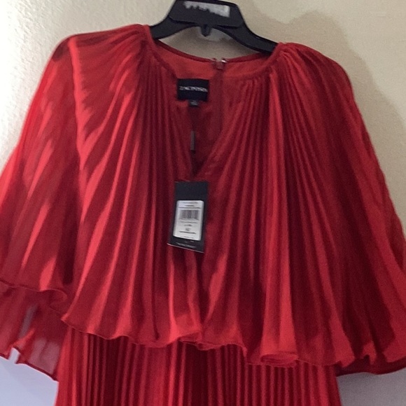 ZAC POSEN
Pleated Chiffon Cape Dress - Picture 9 of 16